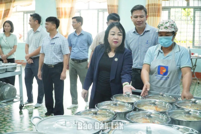 Phó Bí thư Thường trực Tỉnh ủy Cao Thị Hòa An khảo sát bữa ăn tại Trường Tiểu học Võ Thị Sáu
