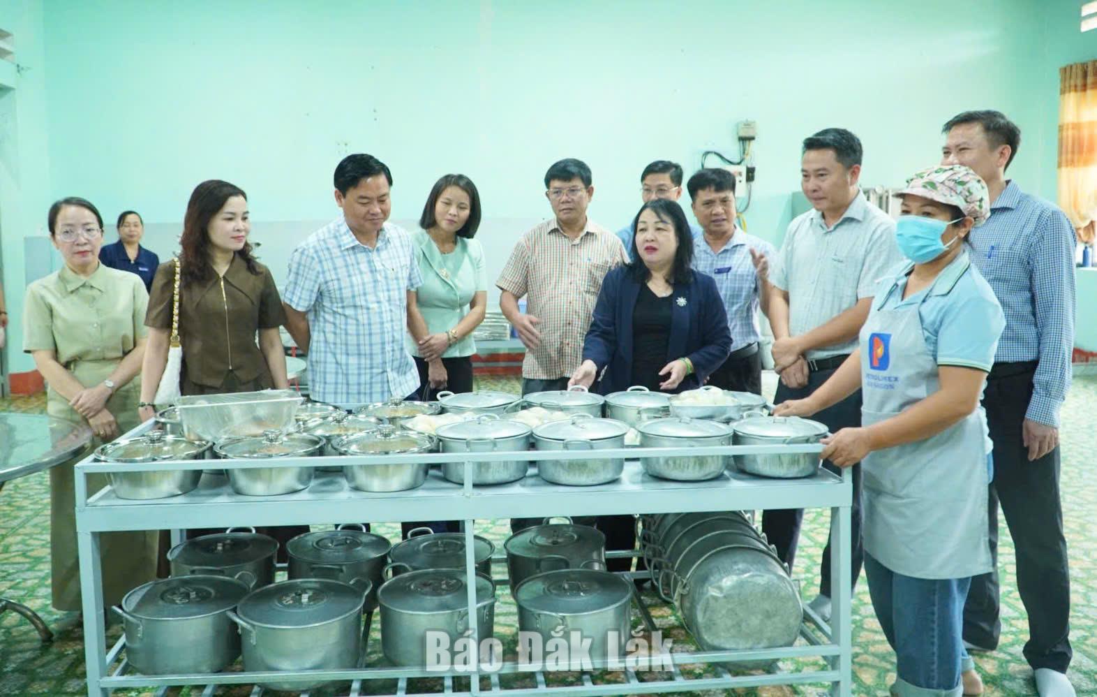 kiểm tra bếp ăn bán trú.