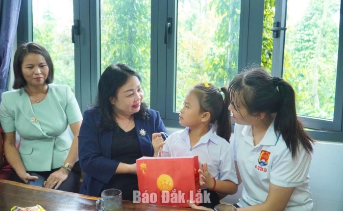 Phó Bí thư Thường trực Tỉnh ủy Cao Thị Hòa An Thăm, tặng quà Tết Trung thu