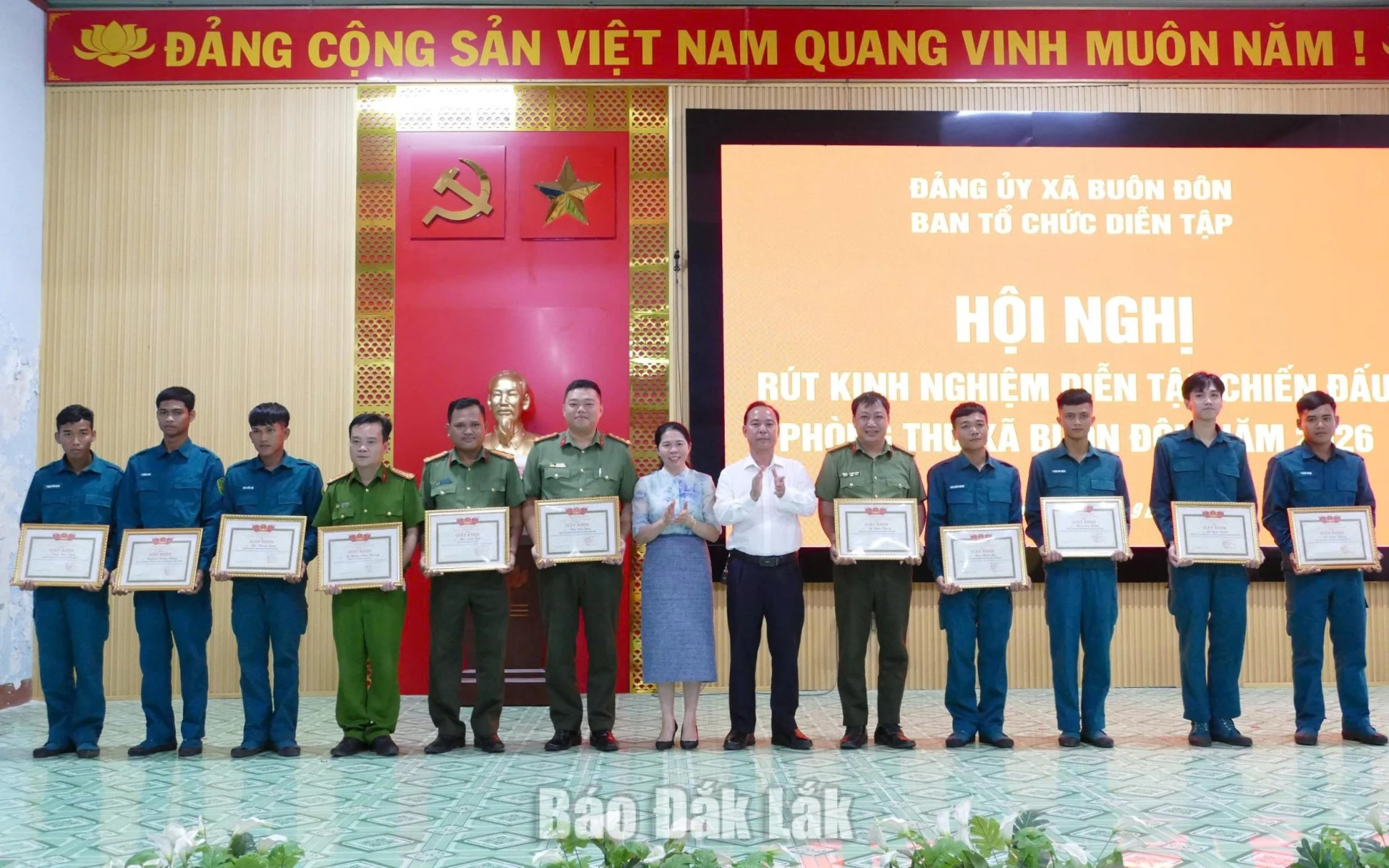 Lãnh đạo xã Buôn Đôn tặng giấy khen cho các cá nhân.