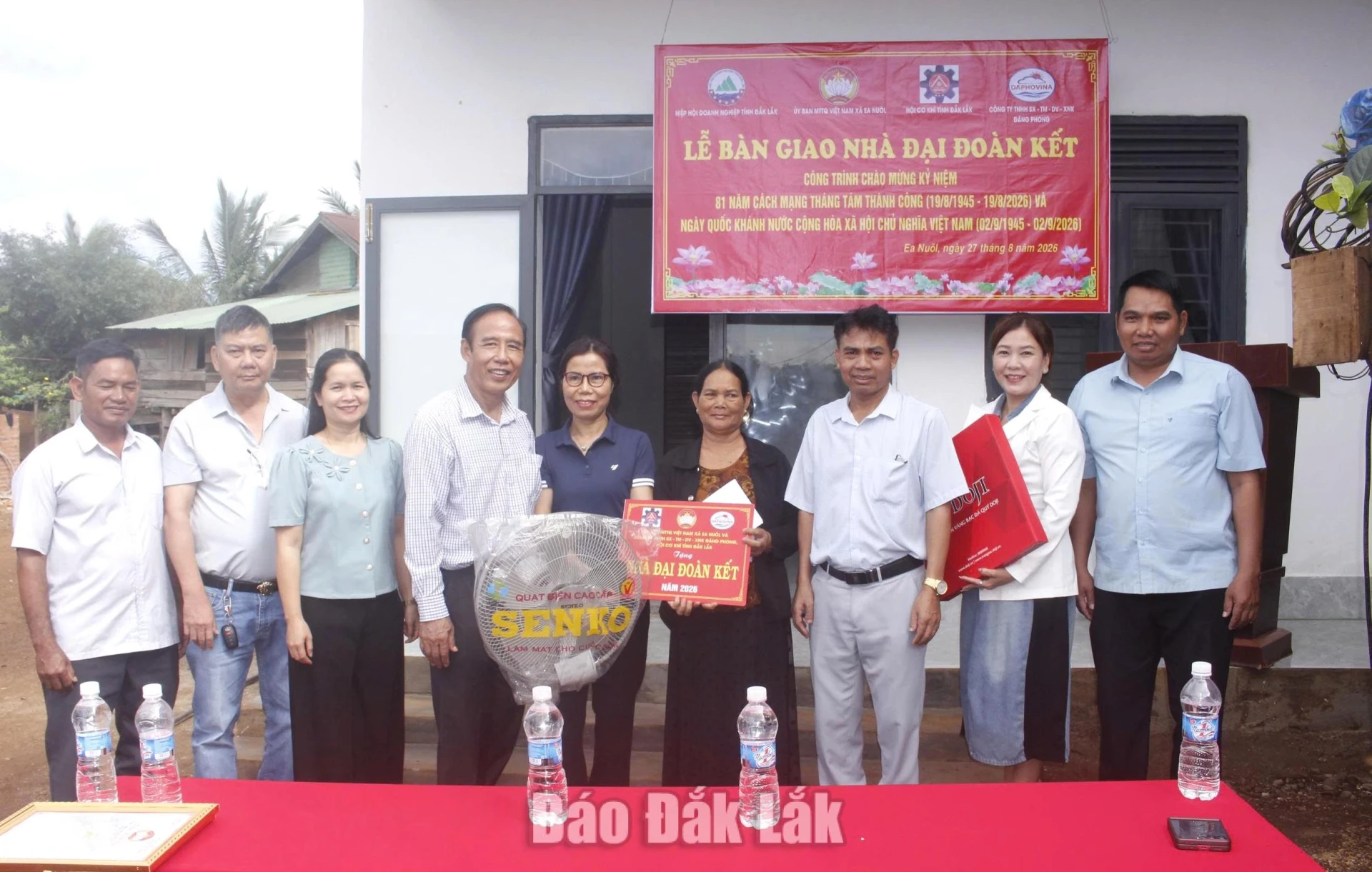 Xã Ea Nuôl phối hợp trao tặng nhà Đại đoàn kết cho hộ có hoàn cảnh khó khăn trên địa bàn.
