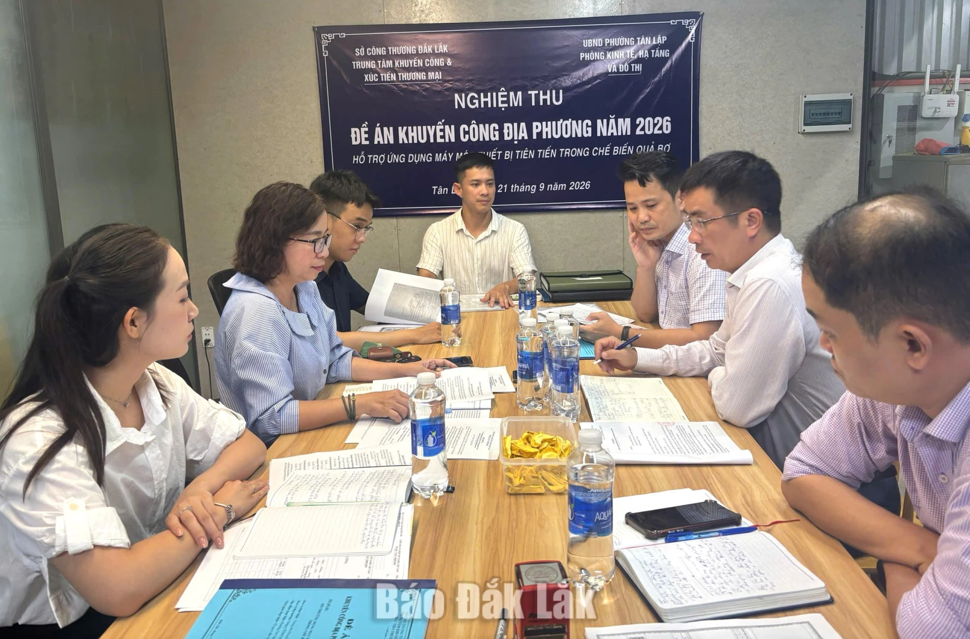 Các thành viên tham gia đoàn kiểm tra hồ sơ thực hiện đề án.