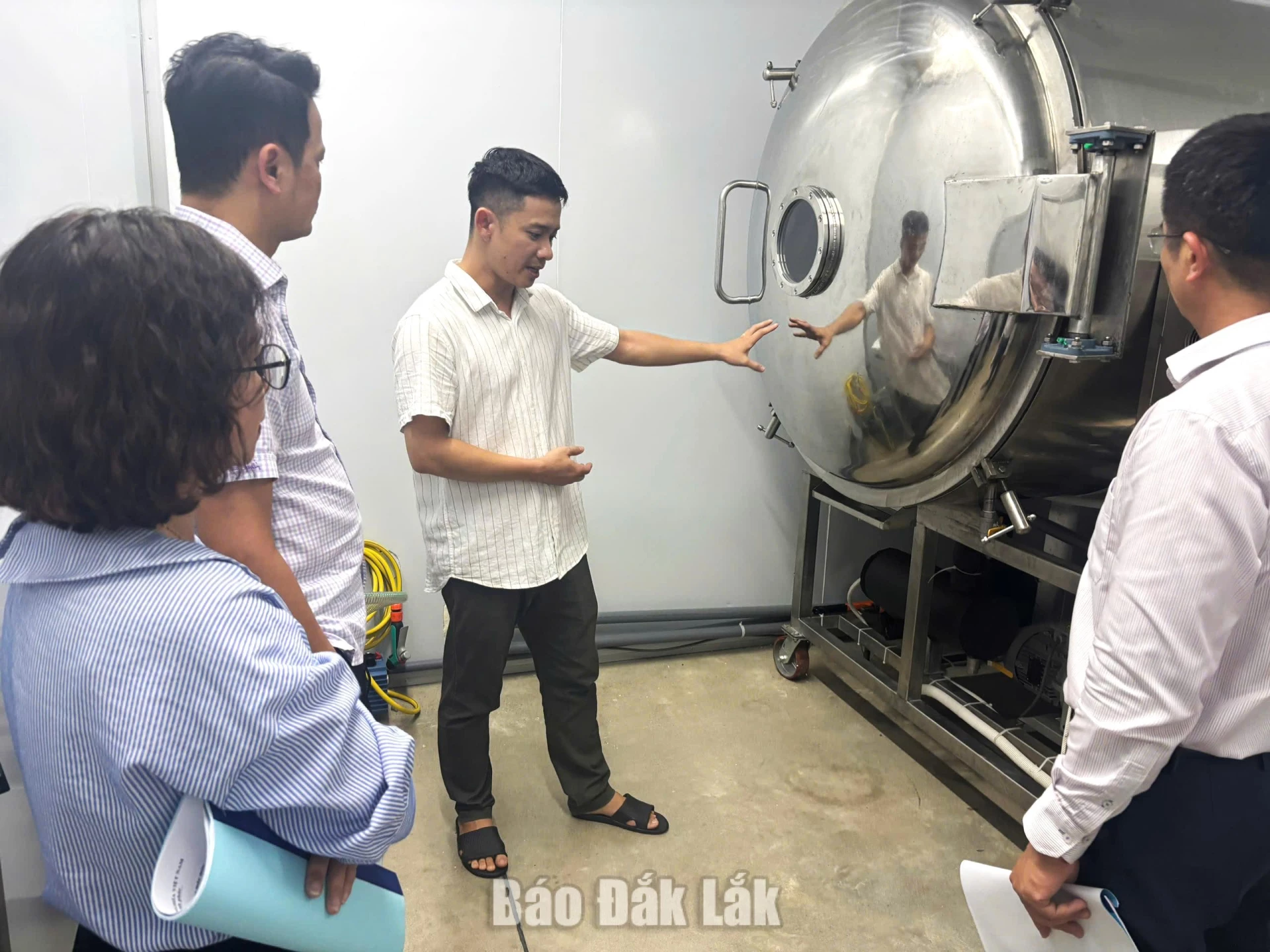 Đoàn nghiệm thu kiểm tra hệ thống vận hành máy sấy thăng hoa tại Công ty TNHH Sản xuất – Xuất nhập khẩu bột Organic.