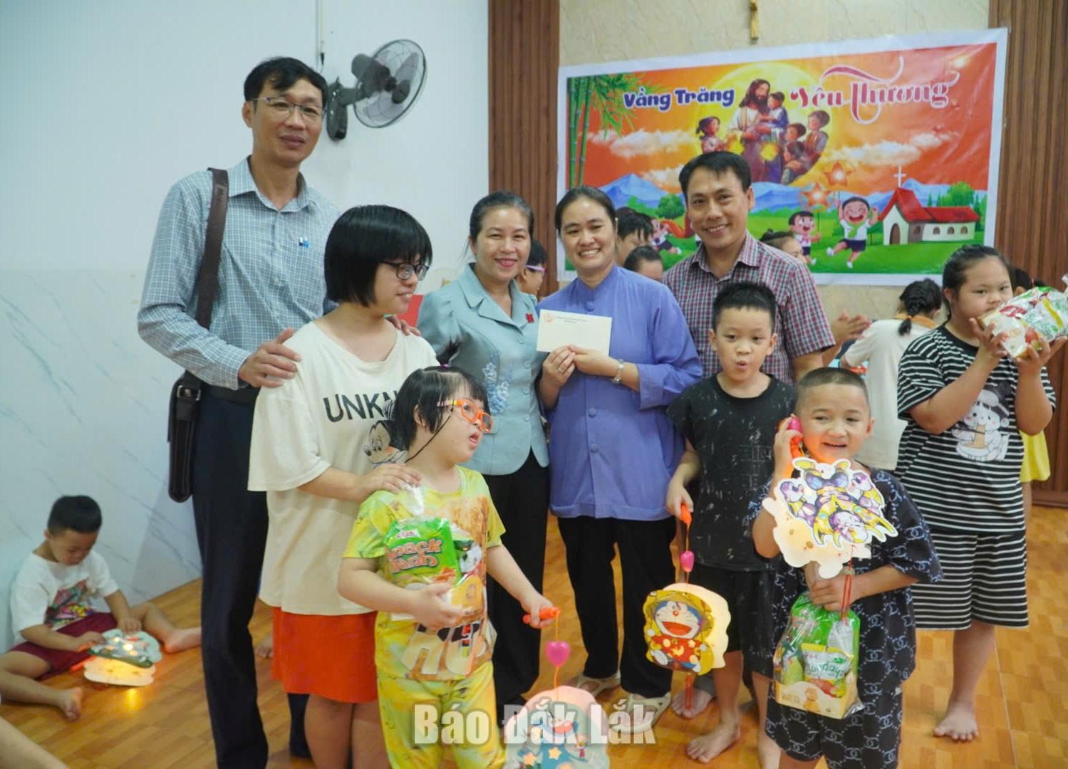 Đoàn công tác của HĐND tỉnh tặng quà cho 