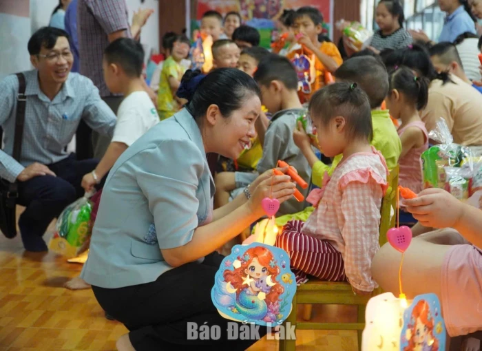 HĐND tỉnh tặng quà Tết Trung thu cho trẻ em khuyết tật