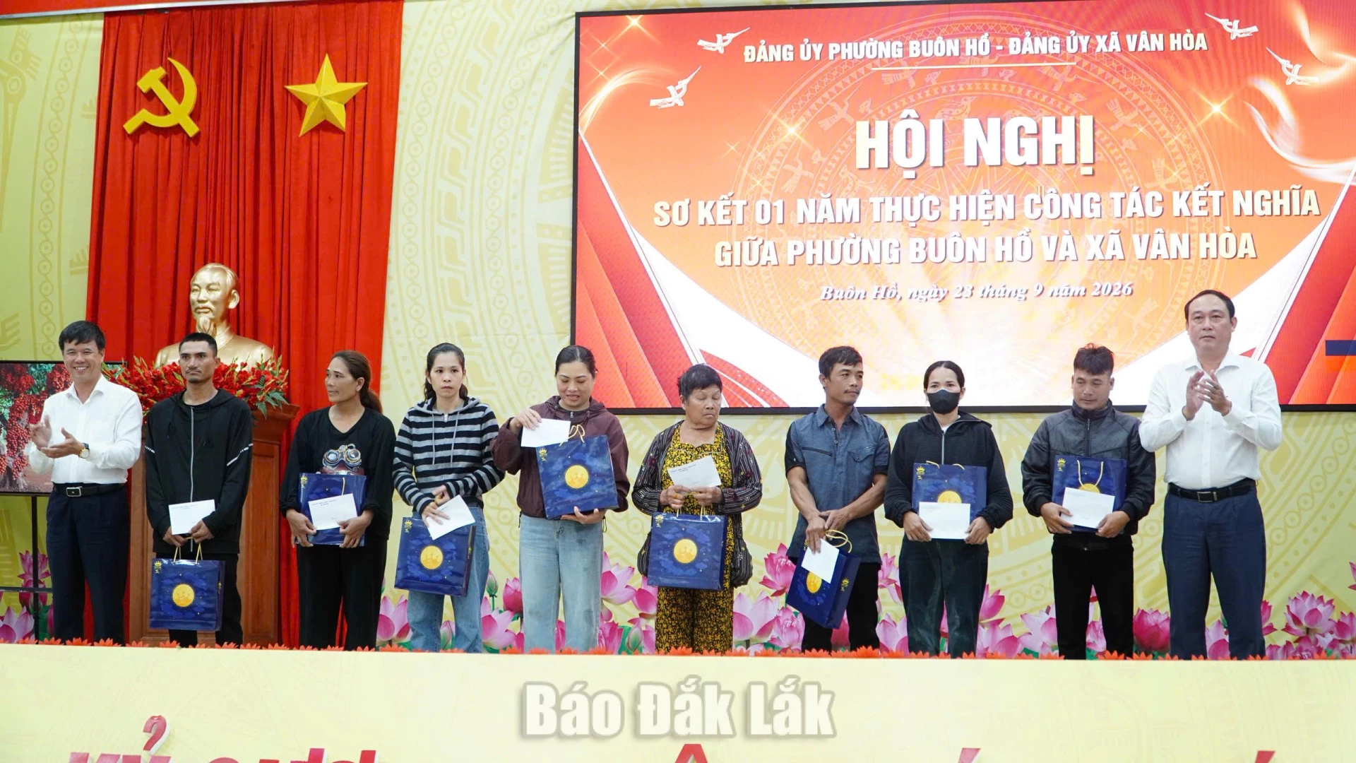 Lãnh đạo hai địa phương trao quà tặng các hộ nghèo trên địa bàn phường Buôn Hồ