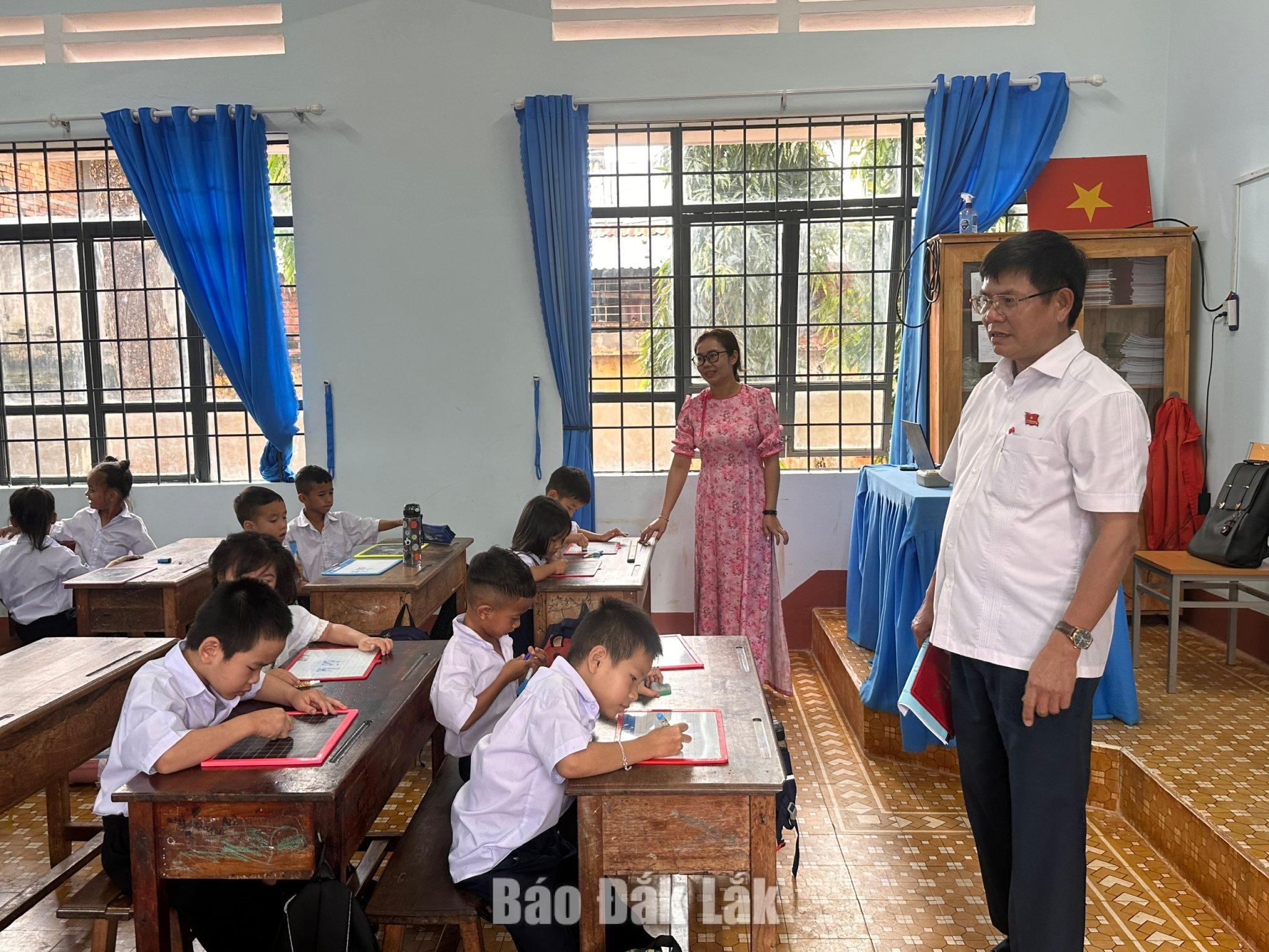 kiểm tra thực tế tại Trường Tiểu học Nguyễn Du.