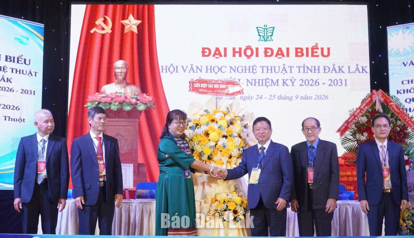 tặng hoa chúc mừng Đại hội.