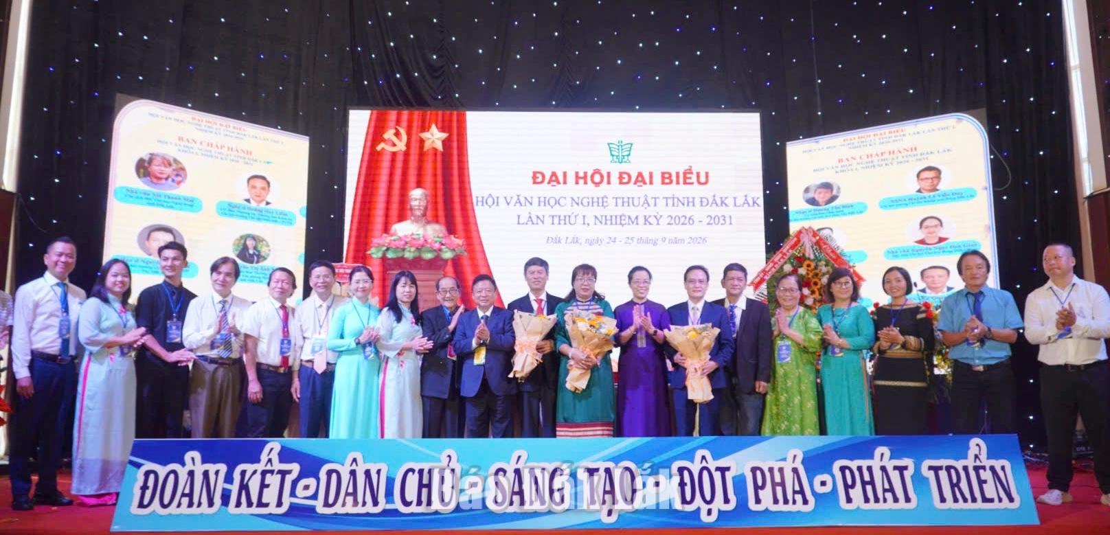 ra mắt Đại hội.