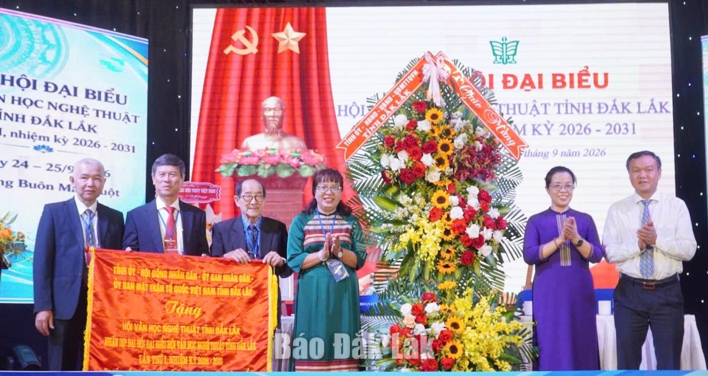 tặng hoa và trao bức trướng chúc mừng Đại hội.