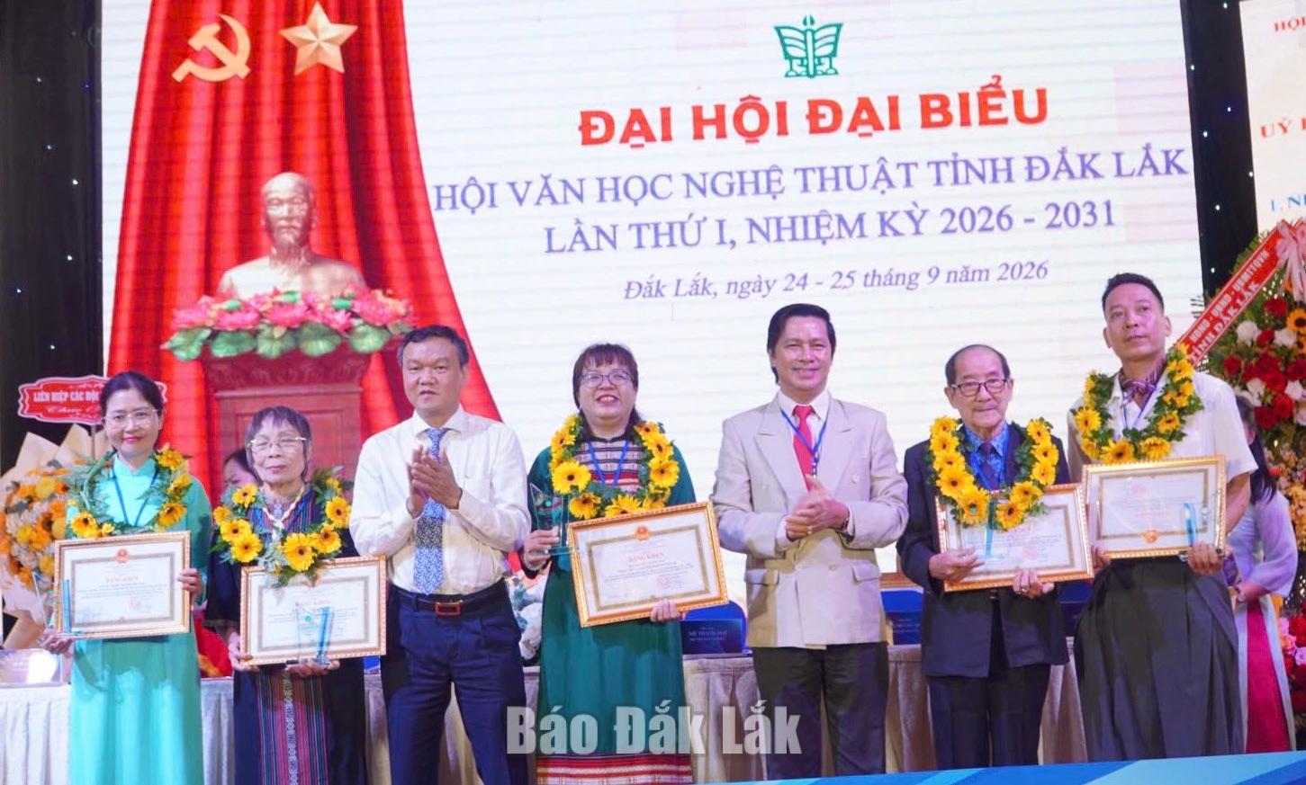 Phó Chủ tịch UBND tỉnh Đào Mỹ tặng giấy khen cho các cá nhân có thành tích xuất sắc.