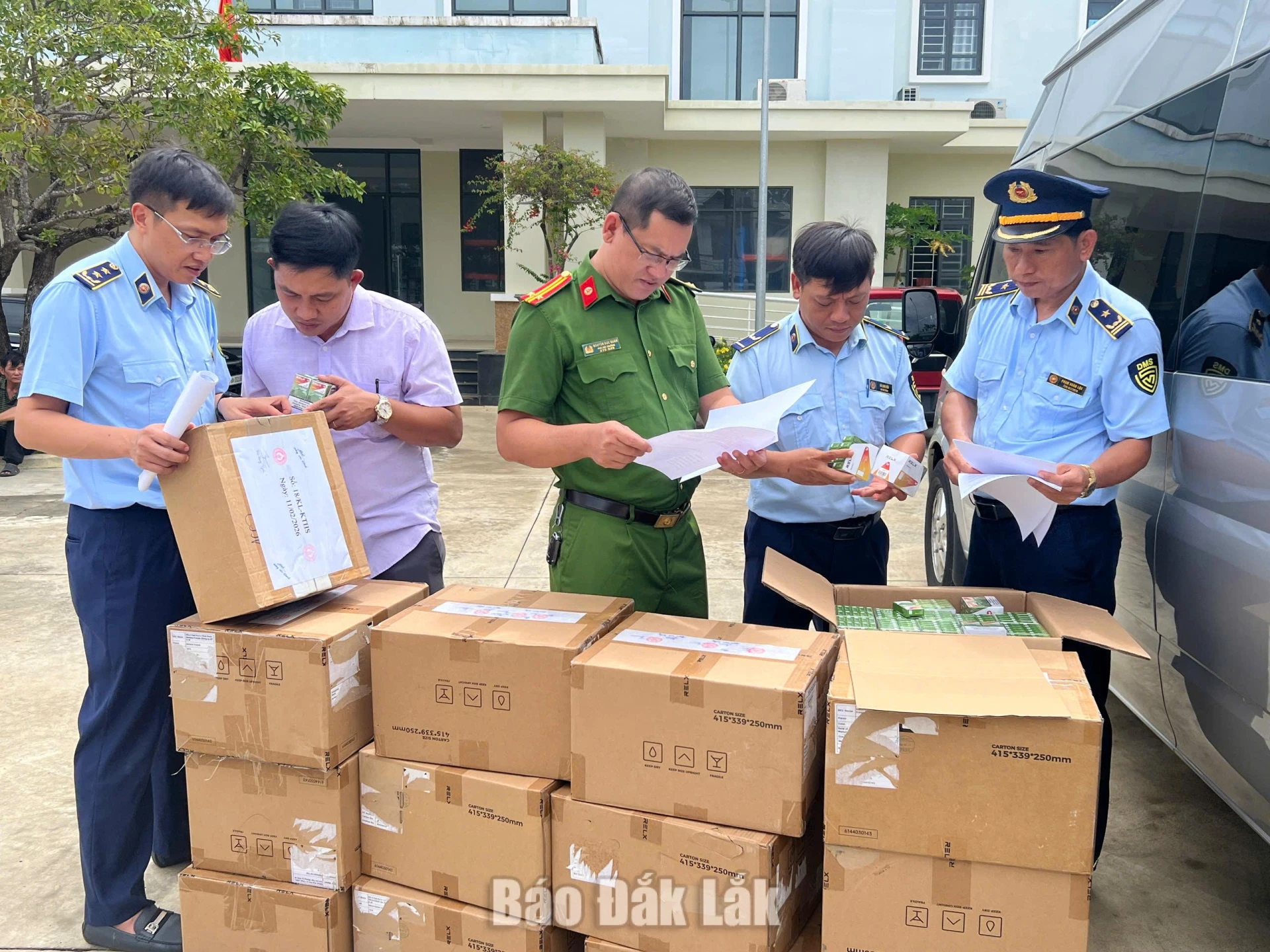 Lực lượng chức năng kiểm kê hàng hóa vi phạm trước khi chuyển đến khu vực tiêu hủy.
