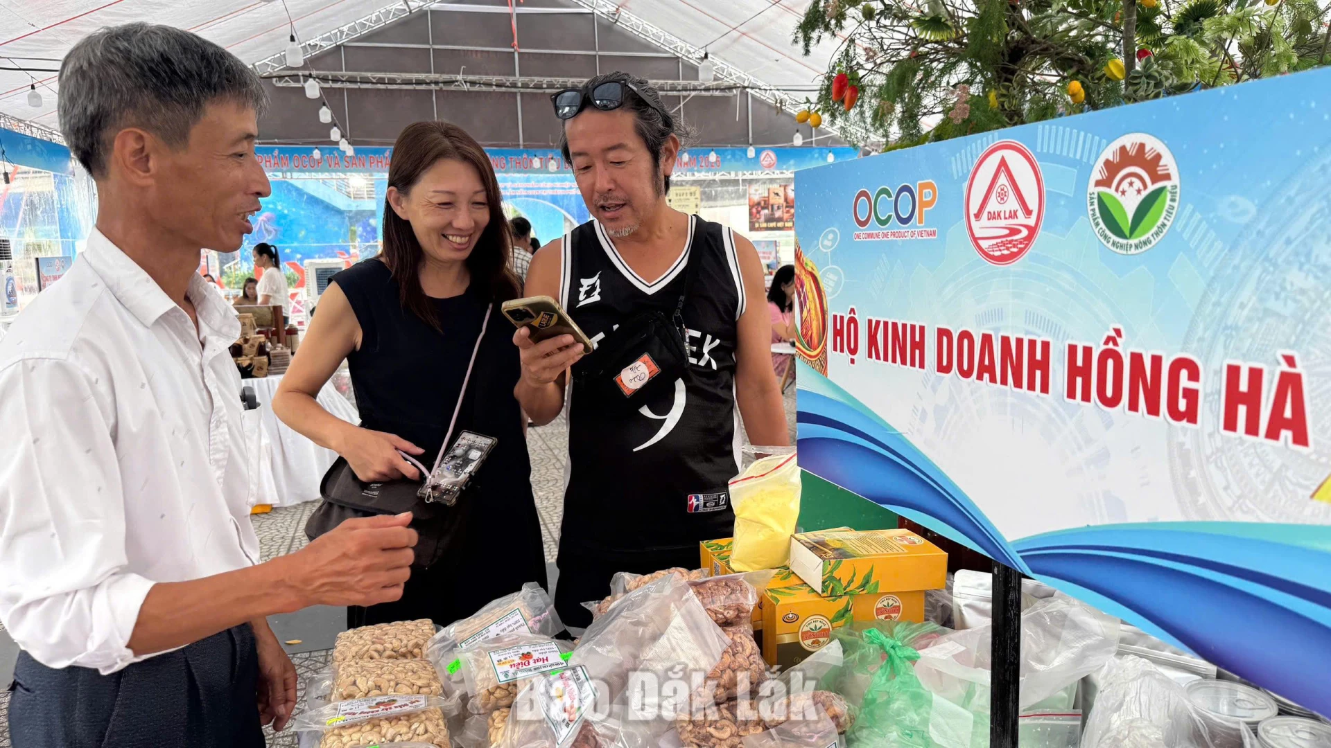 Đại diện doanh nghiệp Đắk Lắk giới thiệu sản phẩm với khách hàng.