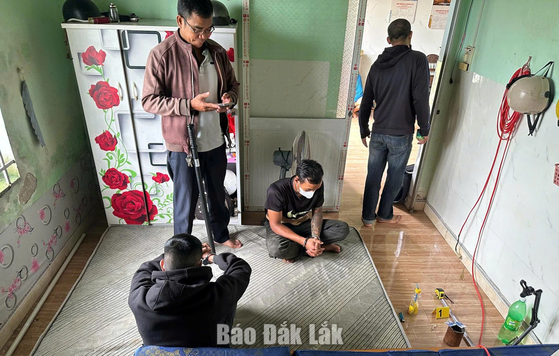 Lực lượng chức năng bắt giữ các đối tượng liên quan tới ma túy trên địa bàn xã Ea Na. Ảnh: D. Tiến
