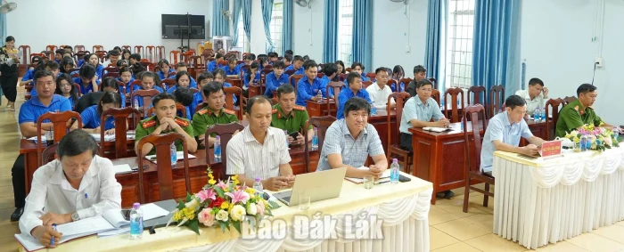 Lãnh đạo UBND xã Pơng Drang đối thoại với thanh niên