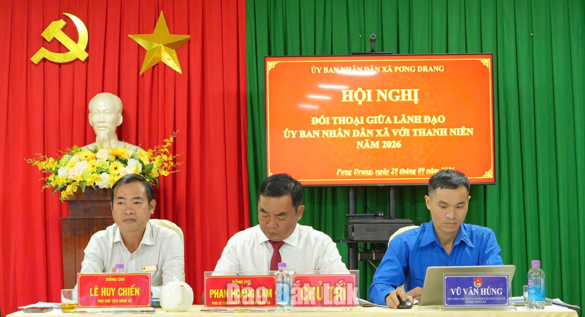 chủ trì hội nghị.