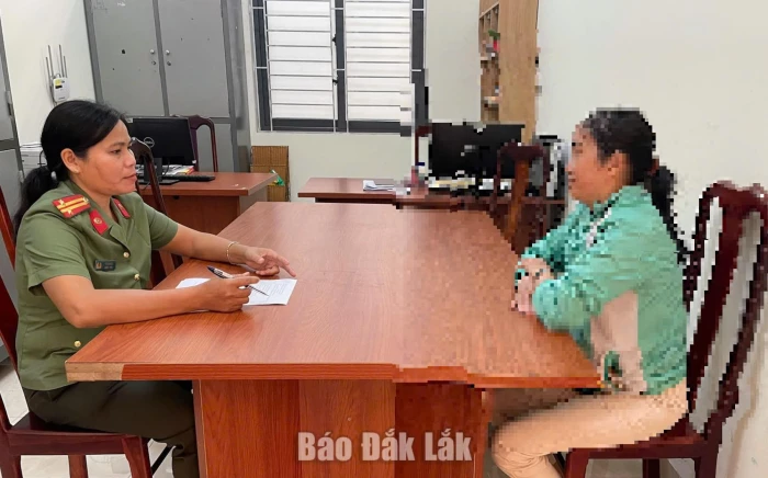 Công an xã Ea Wer làm việc với người bình luận thông tin chưa chính xác