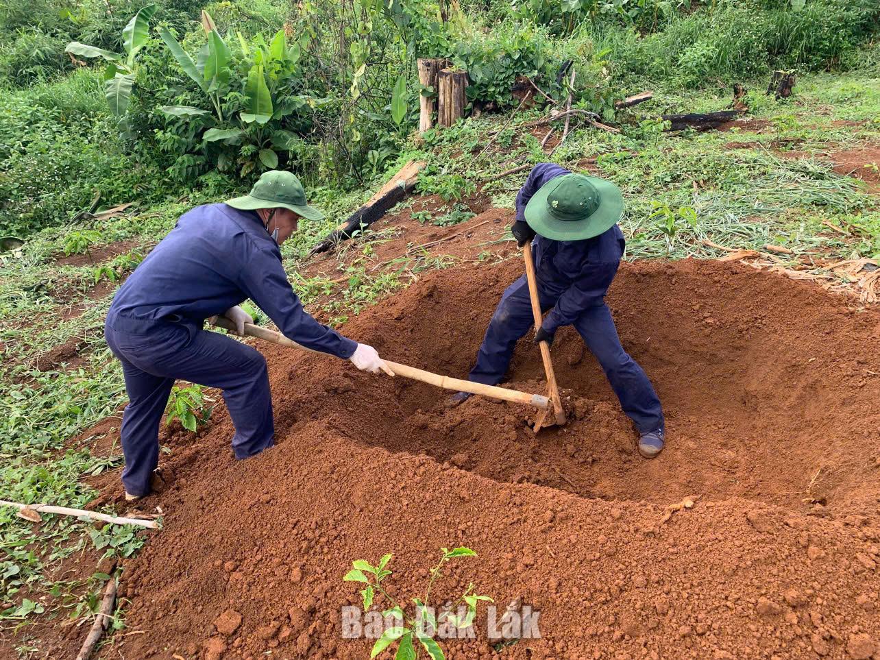 Các lực lượng tham gia đào xẻ, tìm kiếm mộ liệt sĩ.