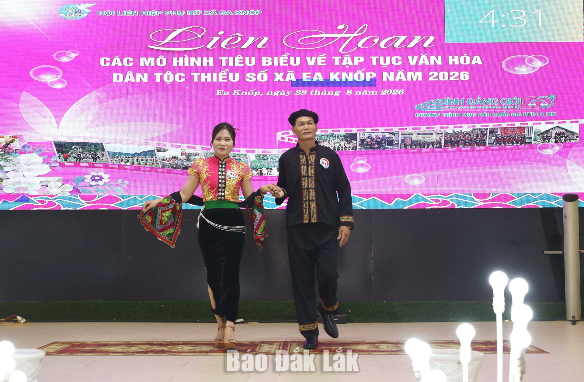 Trang phục của dân tộc Thái (Tây Bắc) được trình diễn sinh động trên sân khấu Liên hoan các mô hình tiêu biểu về tập tục văn hóa dân tộc thiểu số xã Ea Knốp năm 2026. 