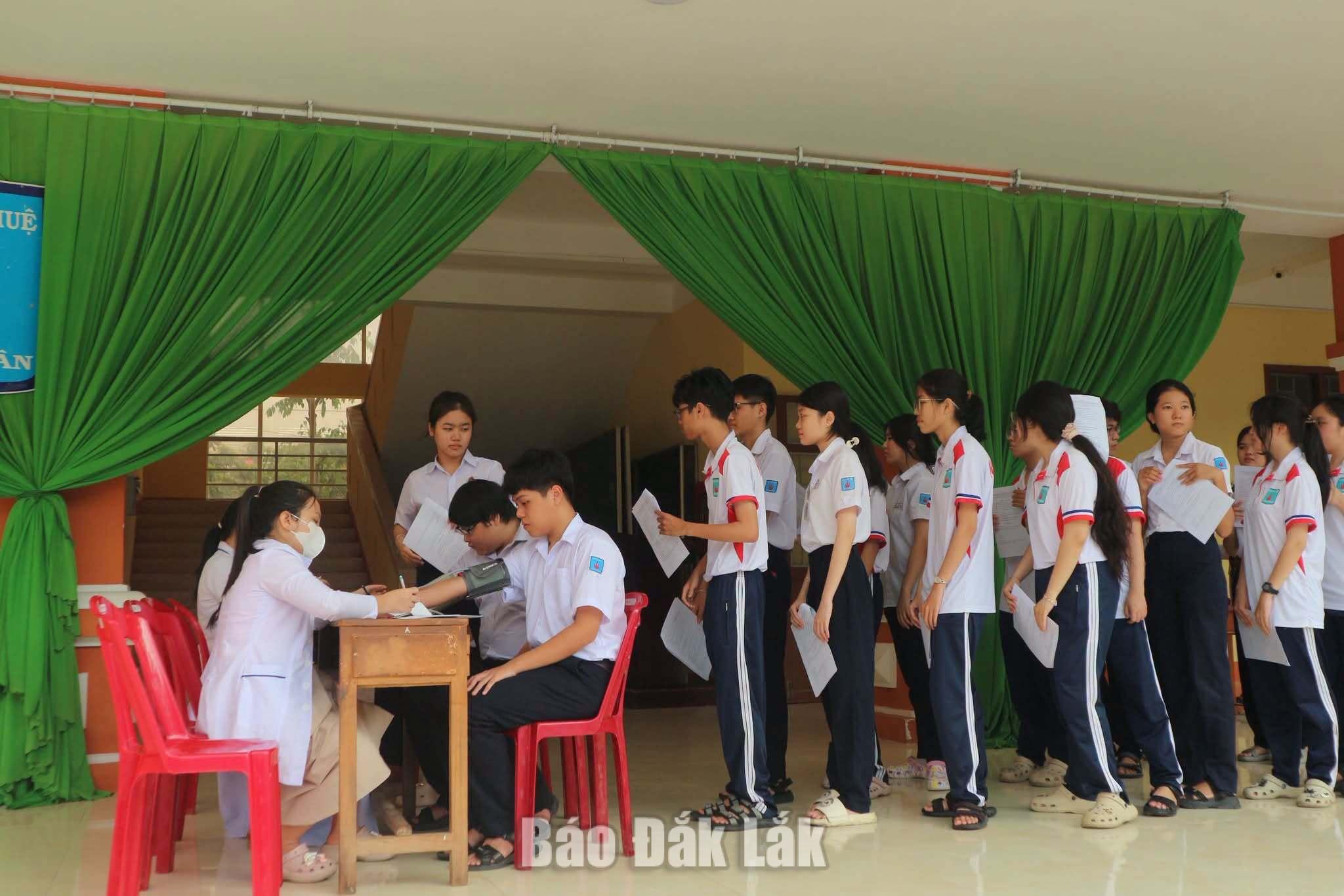 Học sinh được kiểm tra sức khỏe nhằm phát hiện sớm các vấn đề bất thường và kịp thời tư vấn, theo dõi.