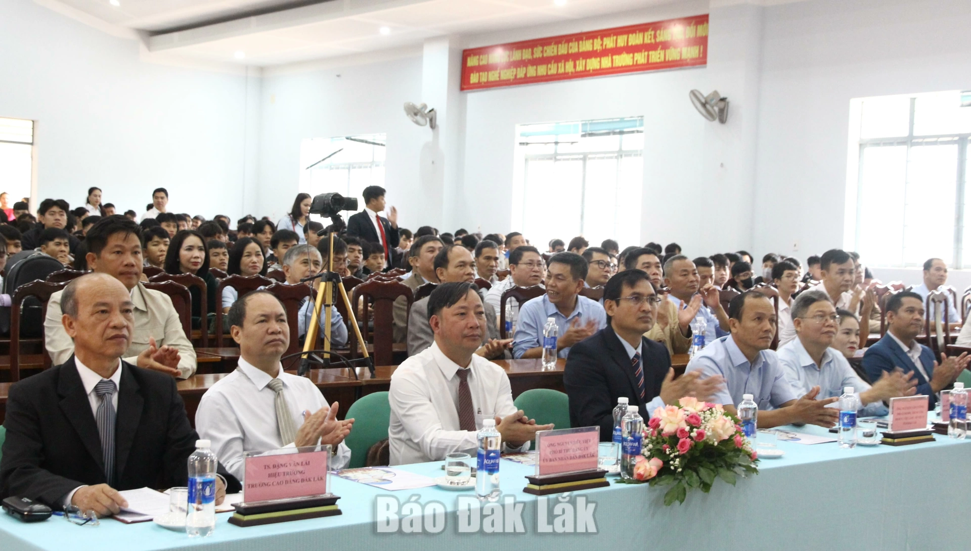 Các đại biểu và học sinh, sinh viên tham dự lễ khai giảng.
