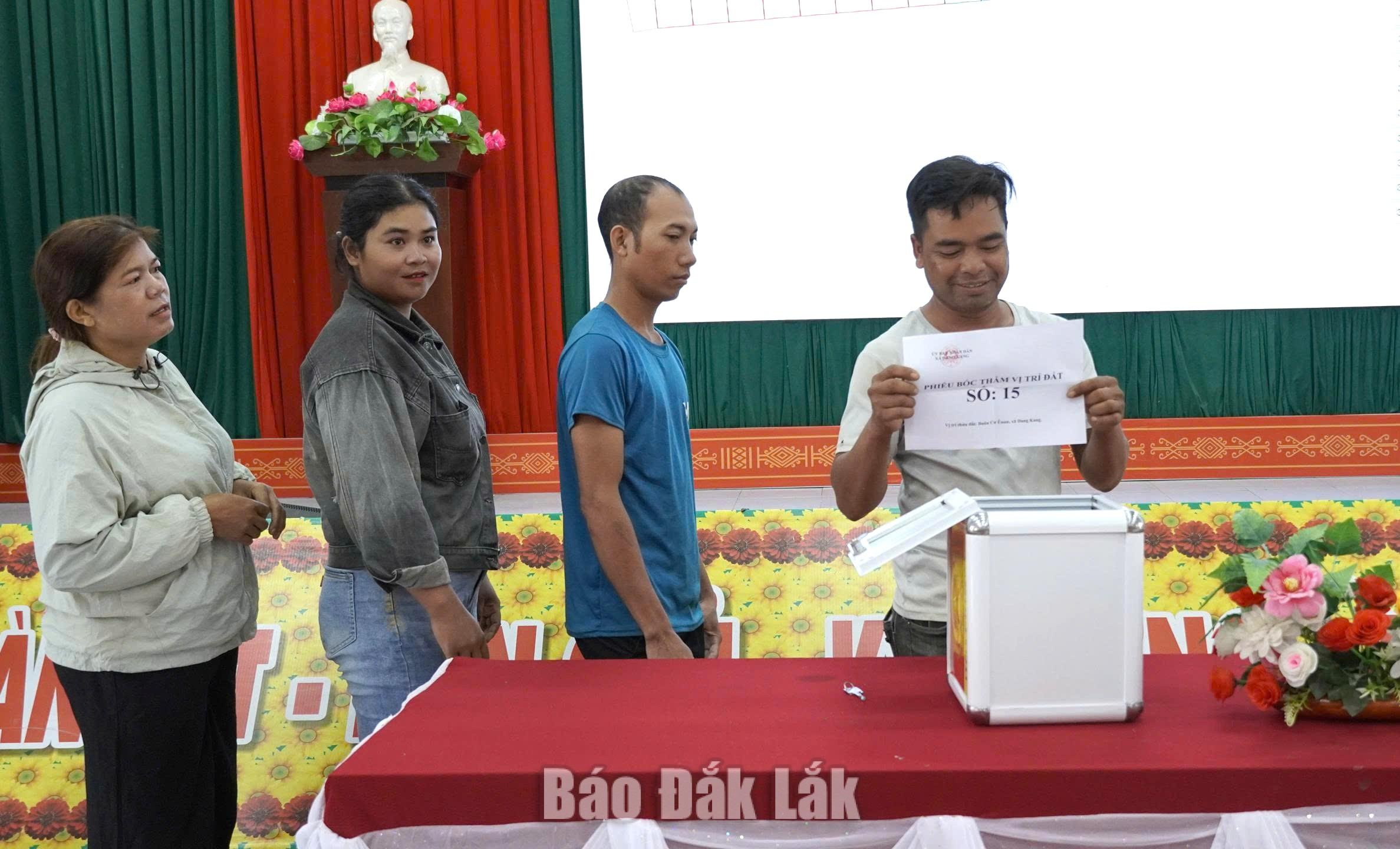 các hộ dân đã tiến hành bốc thăm công khai, minh bạch để xác định số thửa và vị trí lô đất được giao.