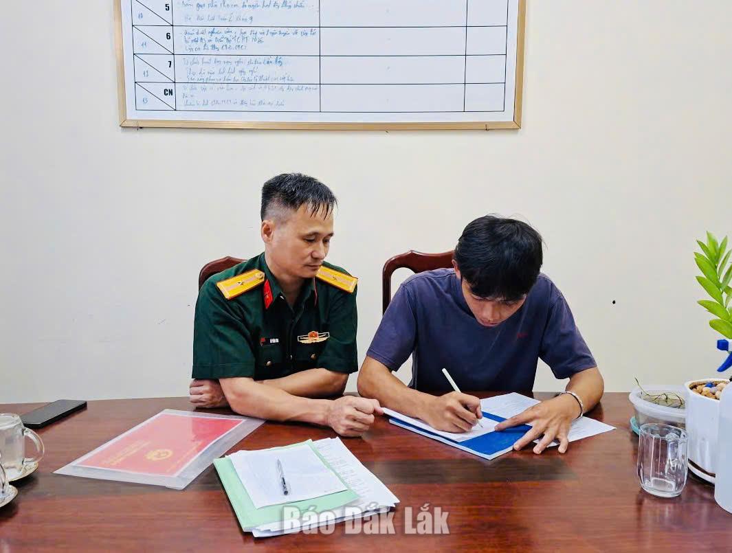 Thanh niên xã Ea Wer viết đơn tình nguyện nhập ngũ.