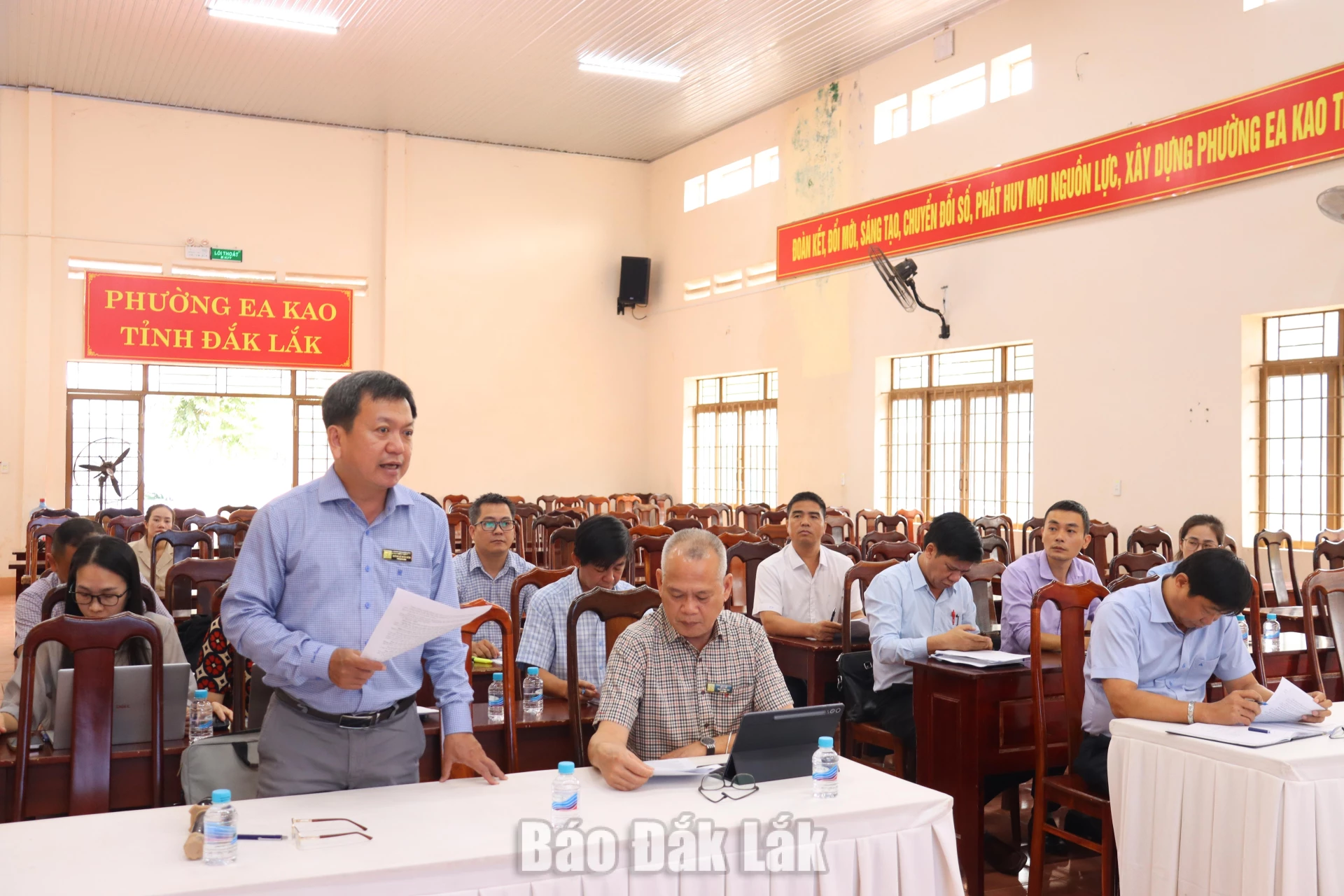 Phó Giám đốc Sở Y tế Huỳnh Lê Xuân Bích trao đổi về công tác phòng, chống dịch và các nhiệm vụ y tế tại buổi làm việc.