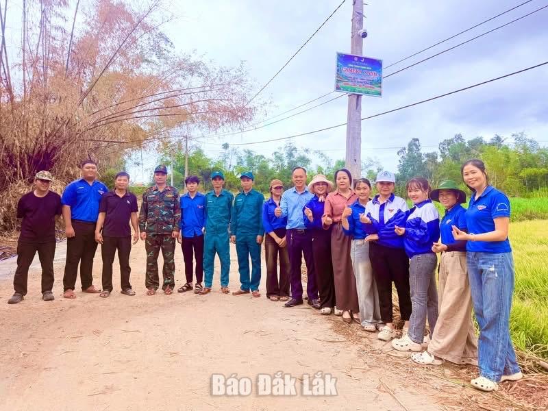 Tuổi trẻ Tuy An Đông lắp đặt camera xanh giám sát môi trường ở thôn Họi Phú.