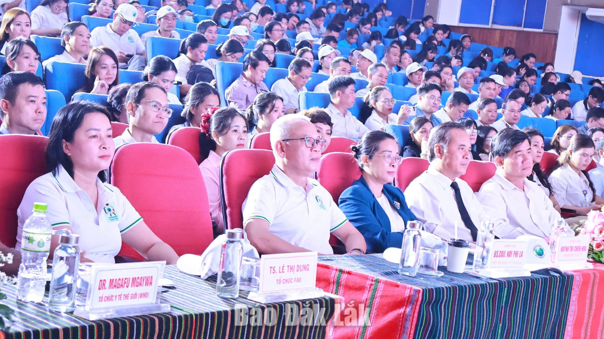 Đại biểu tham dự tại buổi lễ.