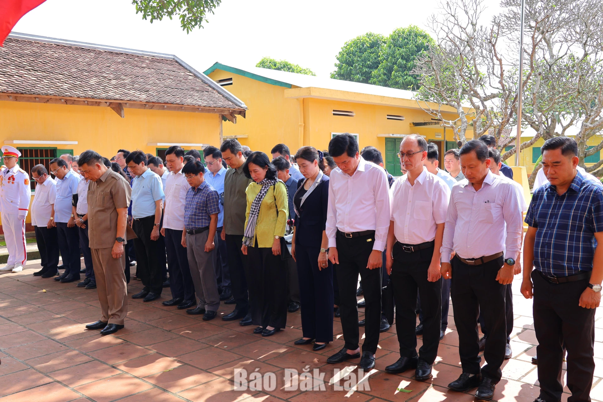 Các đại biểu mặc niệm, tri ân các chiến sỹ cộng sản, các cựu tù chính trị hy sinh tại Nhà đày Buôn Ma Thuột.