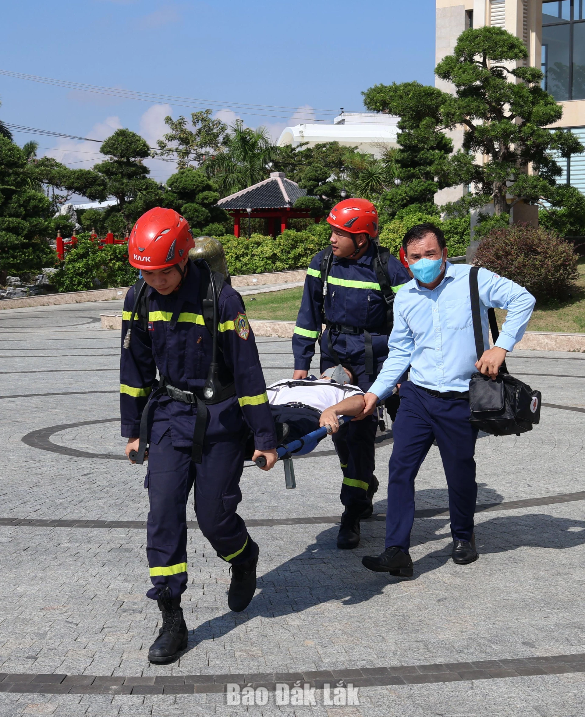 Các lực lượng tham gia thực tập khẩn trương đưa người bị nạn đến khu vực an toàn.