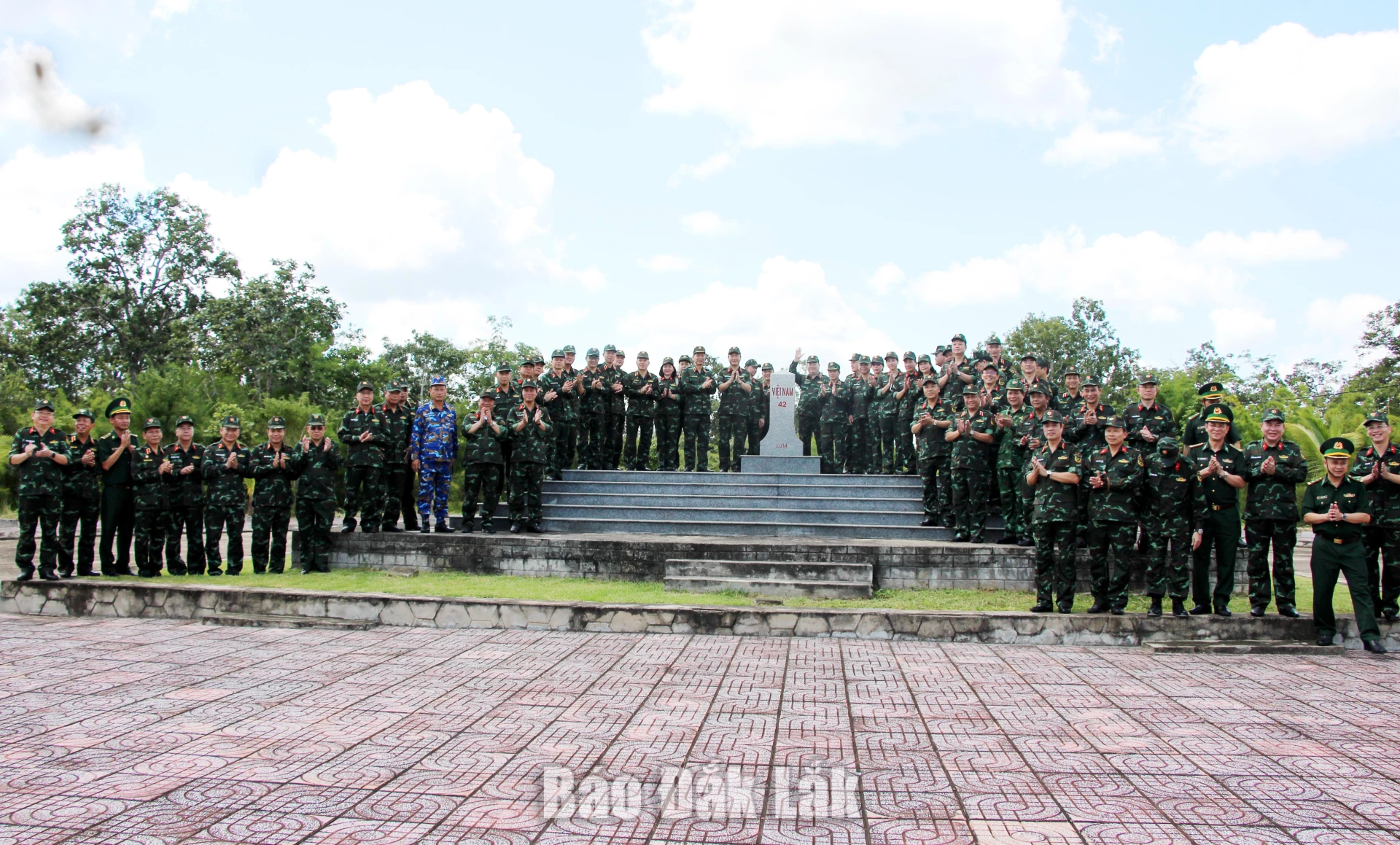 cán bộ, giảng viên, học viên Lớp bồi dưỡng kiến thức quốc phòng và an ninh đối tượng 1, khóa 103 thăm mốc quốc giới số 42 của Việt Nam.