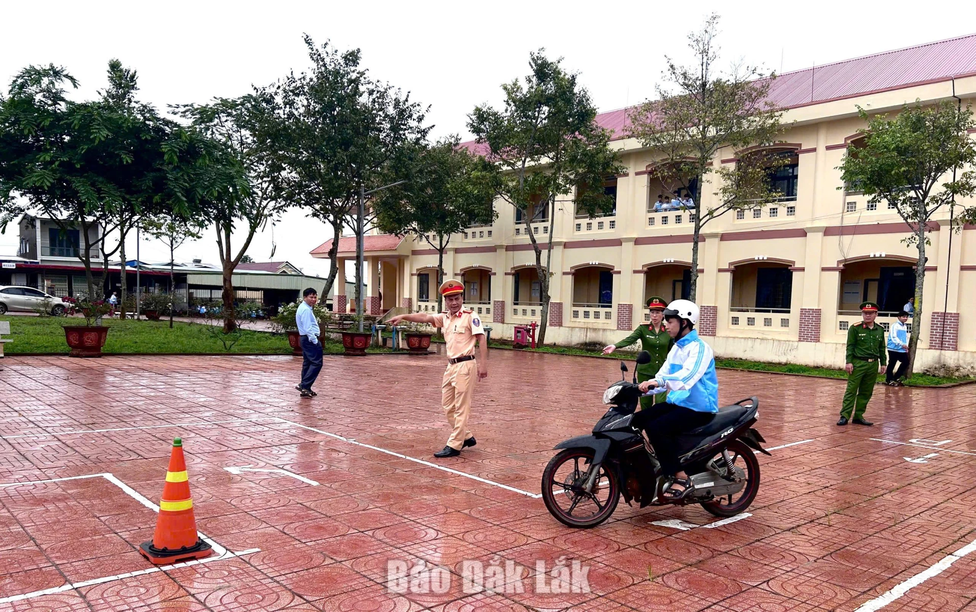Học sinh được thực hành lái xe an toàn.