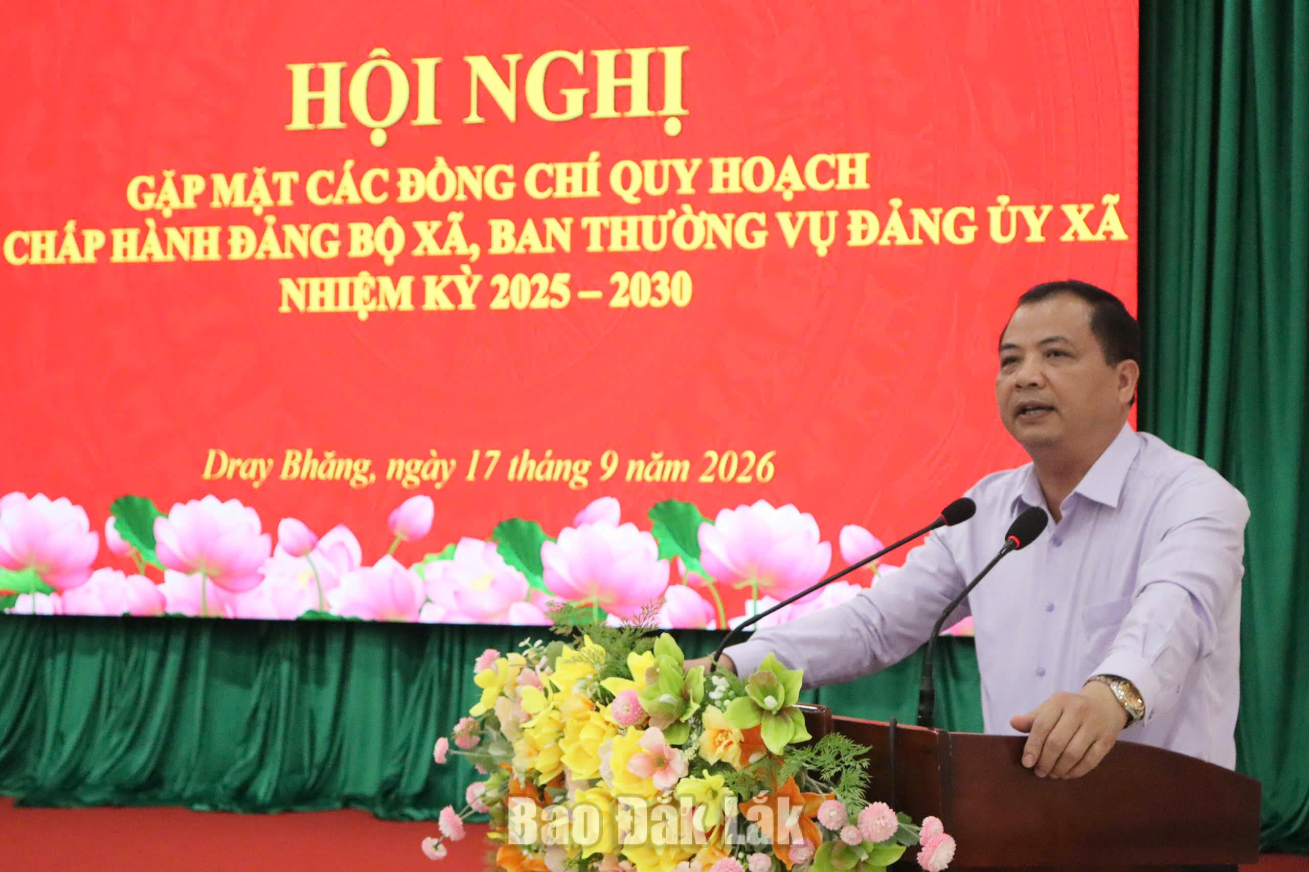 Bí thư Đảng ủy, Chủ tịch HĐND xã Dray Bhăng Nghiêm Văn Chuẩn phát biểu tại hội nghị.