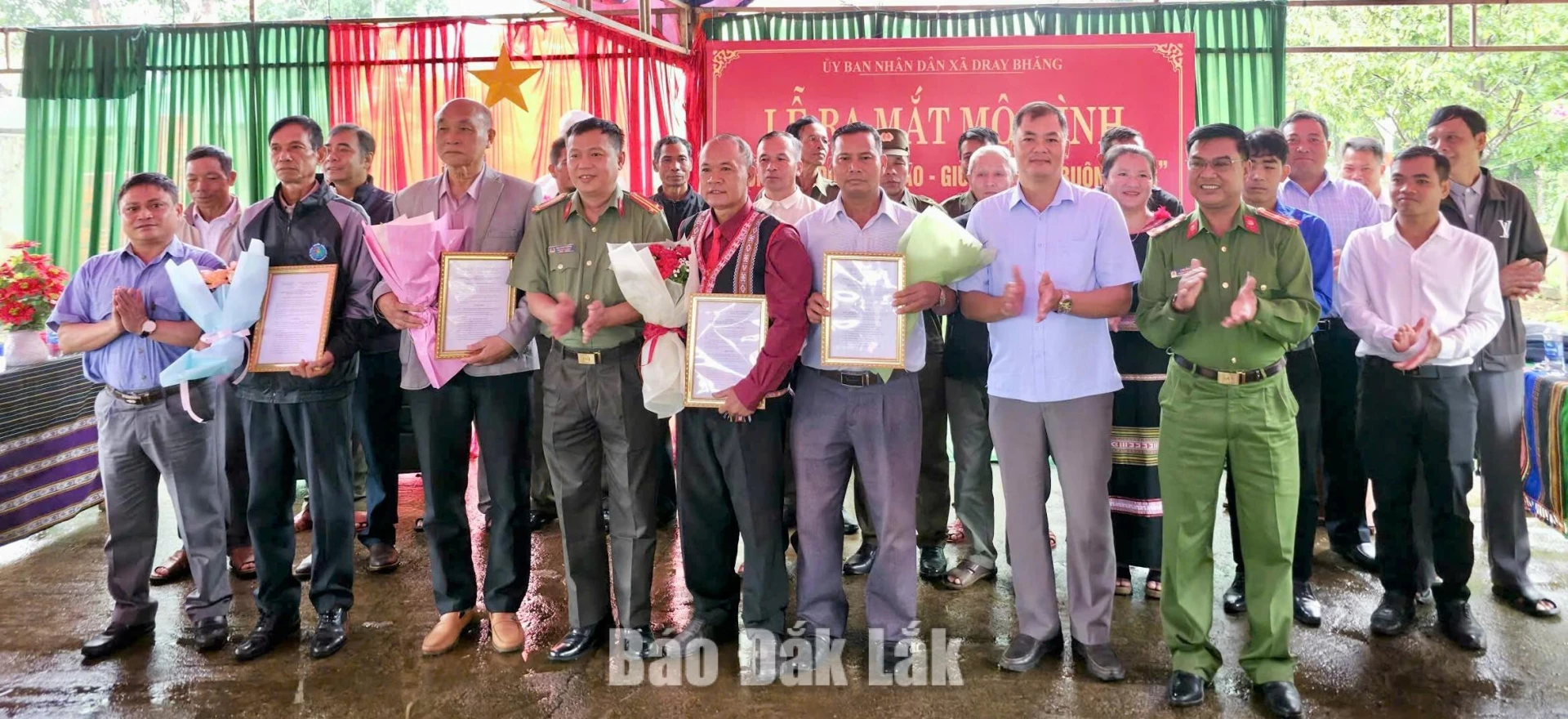 Các đại biểu và thành viên ra mắt mô hình “Sống tốt đời, đẹp đạo - Giữ bình yên buôn làng” tại buôn Ea Khít, xã Dray Bhăng.