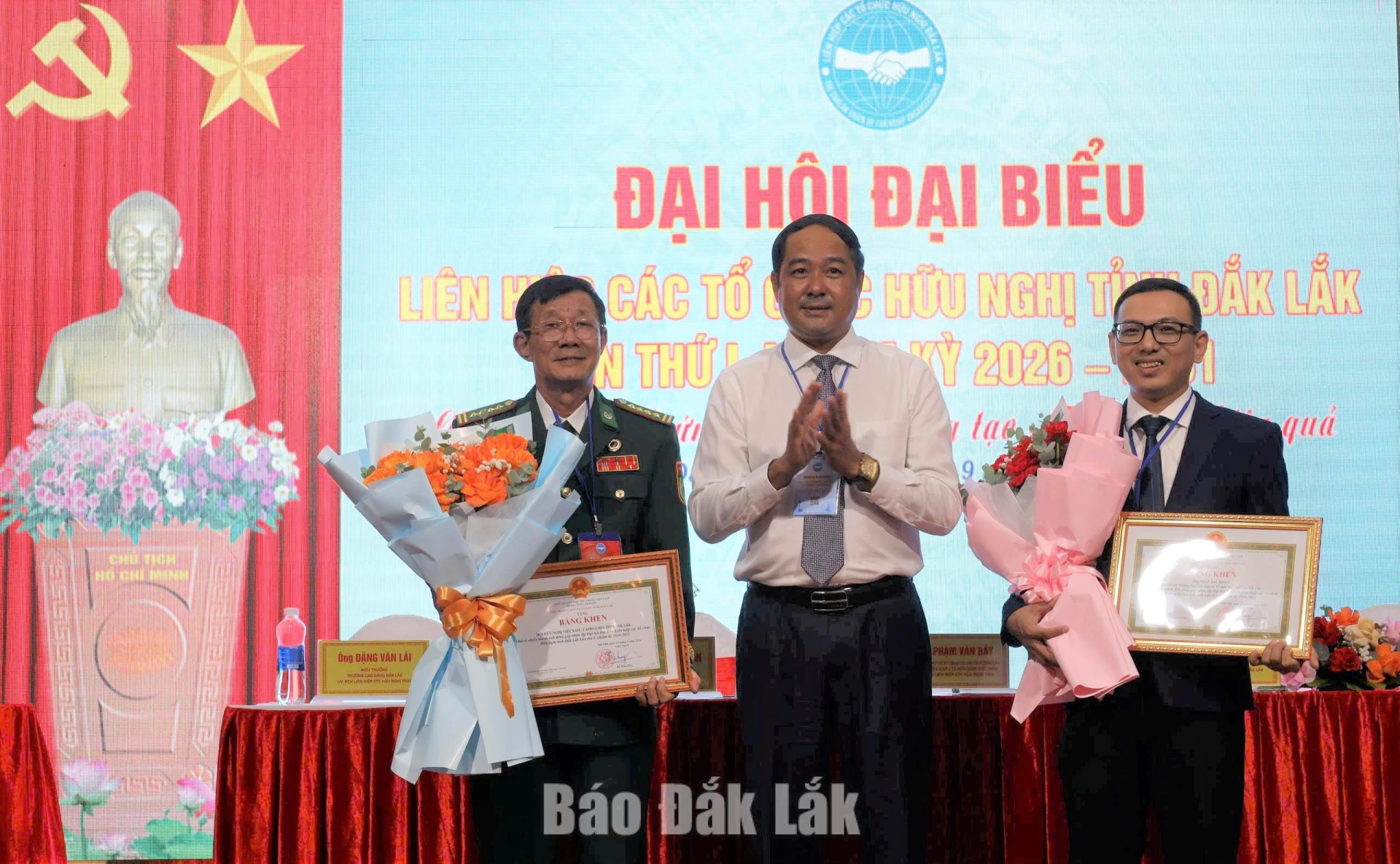 Phó Chủ tịch UBND tỉnh Y Nhuân Byă trao Bằng khen của UBND tỉnh cho 1 tập thể và 1 cá nhân.