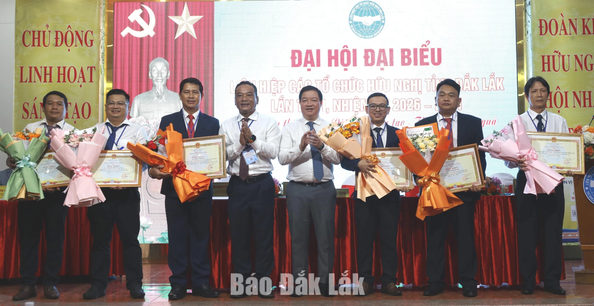 Phó chủ tịch Liên hiệp các tổ chức hữu nghị Việt Nam Nguyễn Ngọc Hùng và Phó Bí thư Tỉnh ủy, Chủ tịch Ủy ban MTTQ Việt Nam Y Giang Gry Niê Knơng tỉnh trao bằng khen của Liên hiệp các tổ chức hữu nghị Việt Nam cho các tập thể và cá nhân.