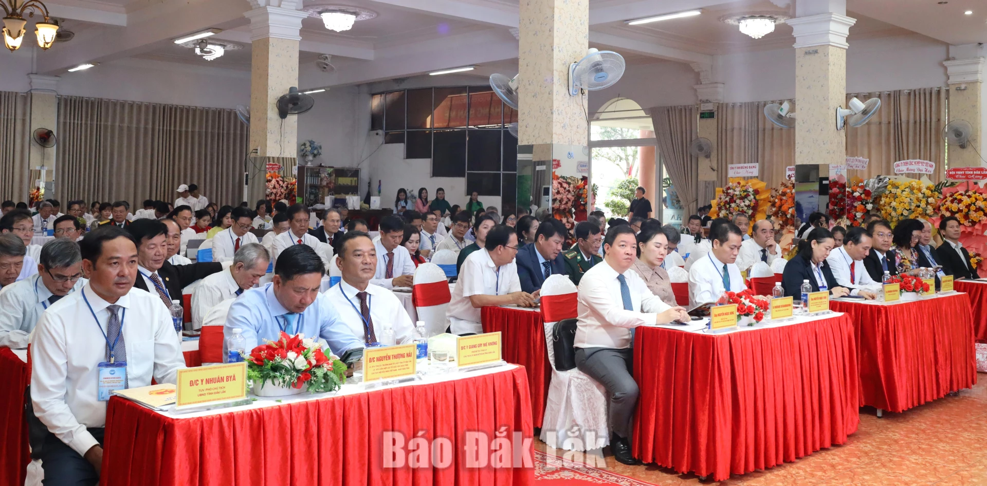 Các đại biểu dự đại hội.