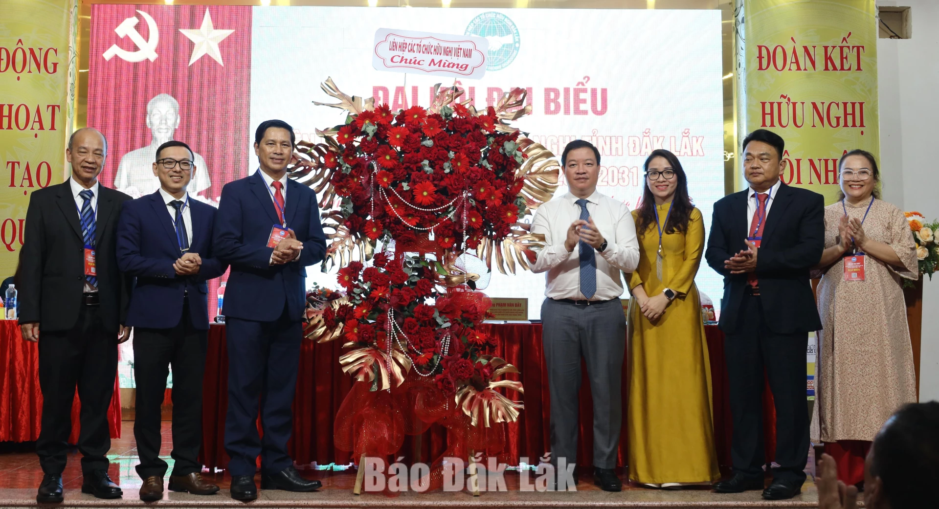Phó chủ tịch Liên hiệp các tổ chức hữu nghị Việt Nam Nguyễn Ngọc Hùng tặng lẵng hoa chúc mừng đại hội.
