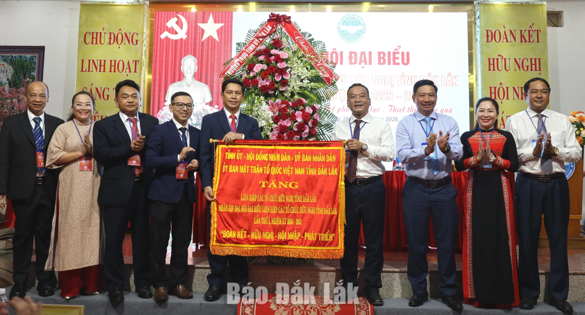 Các đồng chí lãnh đạo tỉnh đã tặng lẵng hoa và bức trướng của Tỉnh ủy - HĐND - UBND - Ủy ban MTTQ Việt Nam tỉnh mang dòng chữ: “Đoàn kết - Hữu nghị - Hội nhập - Phát triển” chúc mừng đại hội.