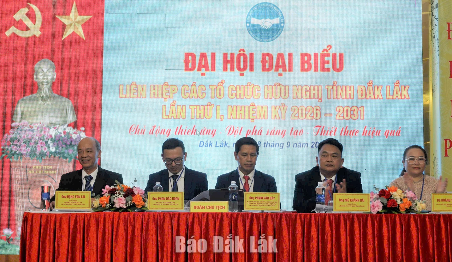 Đoàn Chủ tịch điều hành đại hội.