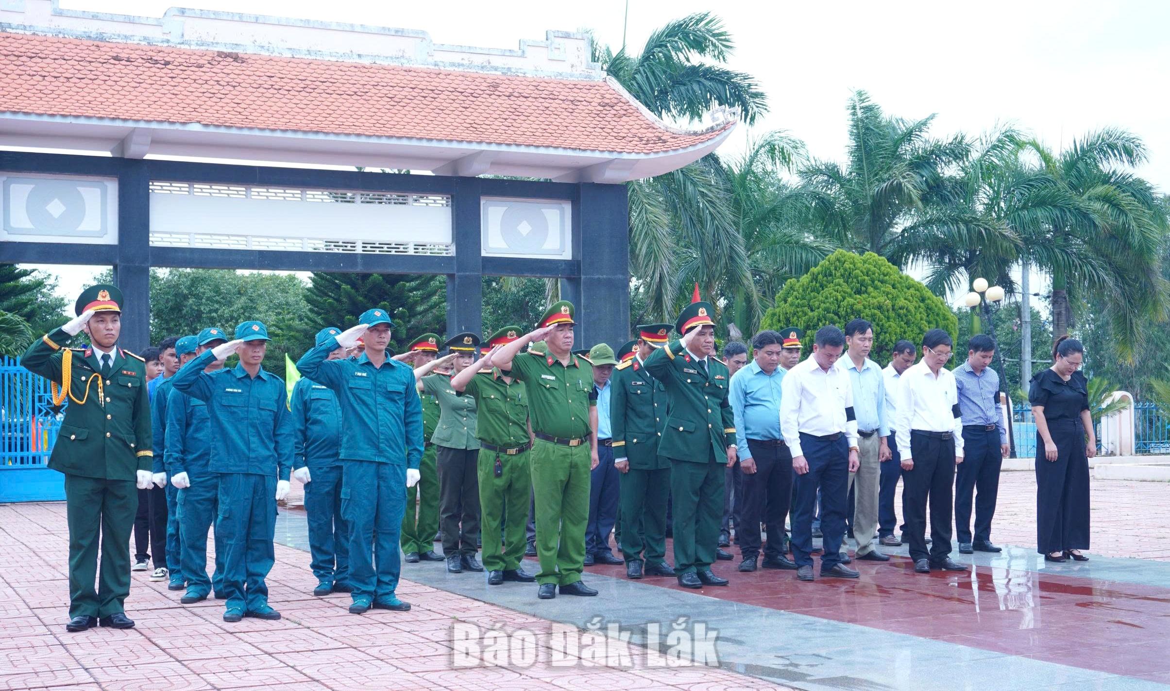 Các đại biểu thành kính tưởng niệm, tri ân liệt sĩ Nguyễn Văn Giai.
