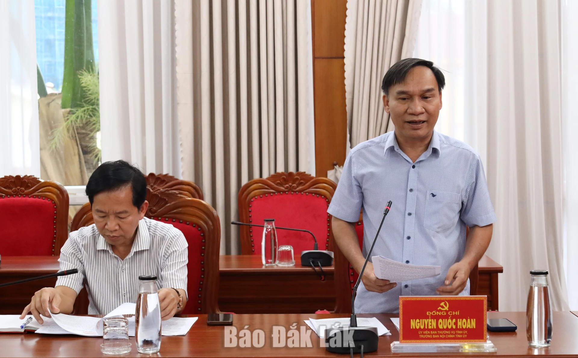 Ủy viên Ban Thường vụ Tỉnh ủy, Trưởng Ban Nội chính Tỉnh ủy Nguyễn Quốc Hoàn nêu ý kiến tại hội nghị.