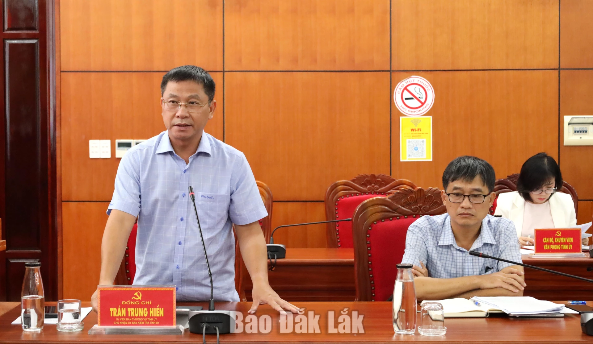Ủy viên Ban Thường vụ Tỉnh ủy, Chủ nhiệm Ủy ban Kiểm tra Tỉnh ủy Trần Trung Hiển nêu ý kiến tại hội nghị.