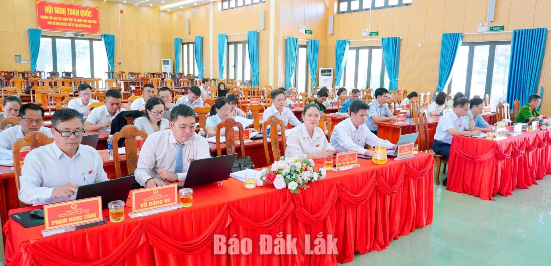 Các đại biểu tham dự kỳ họp.