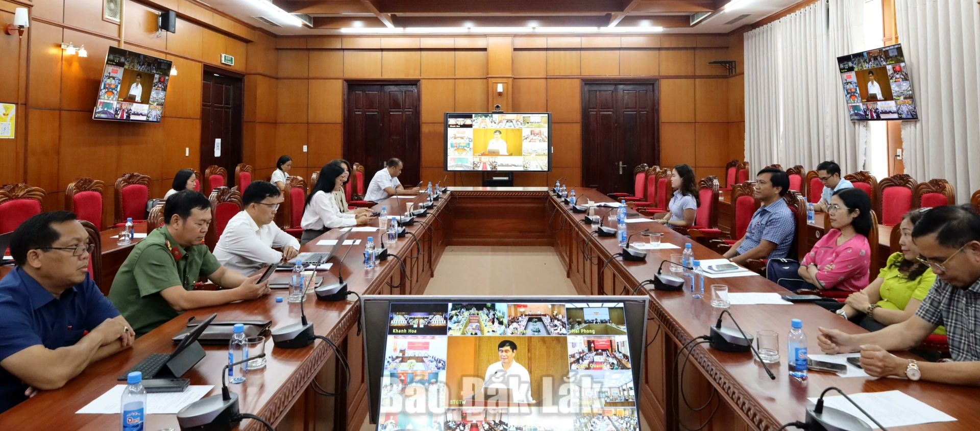 Đại biểu điểm cầu tỉnh Đắk Lắk nghe phát biểu kết luận hội nghị của Phó trưởng Ban Tuyên giáo Trung ương Phan Xuân Thủy.