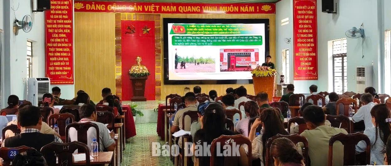 Đại biểu dự hội nghị nghe truyền đạt, quán triệt các chuyên đề.