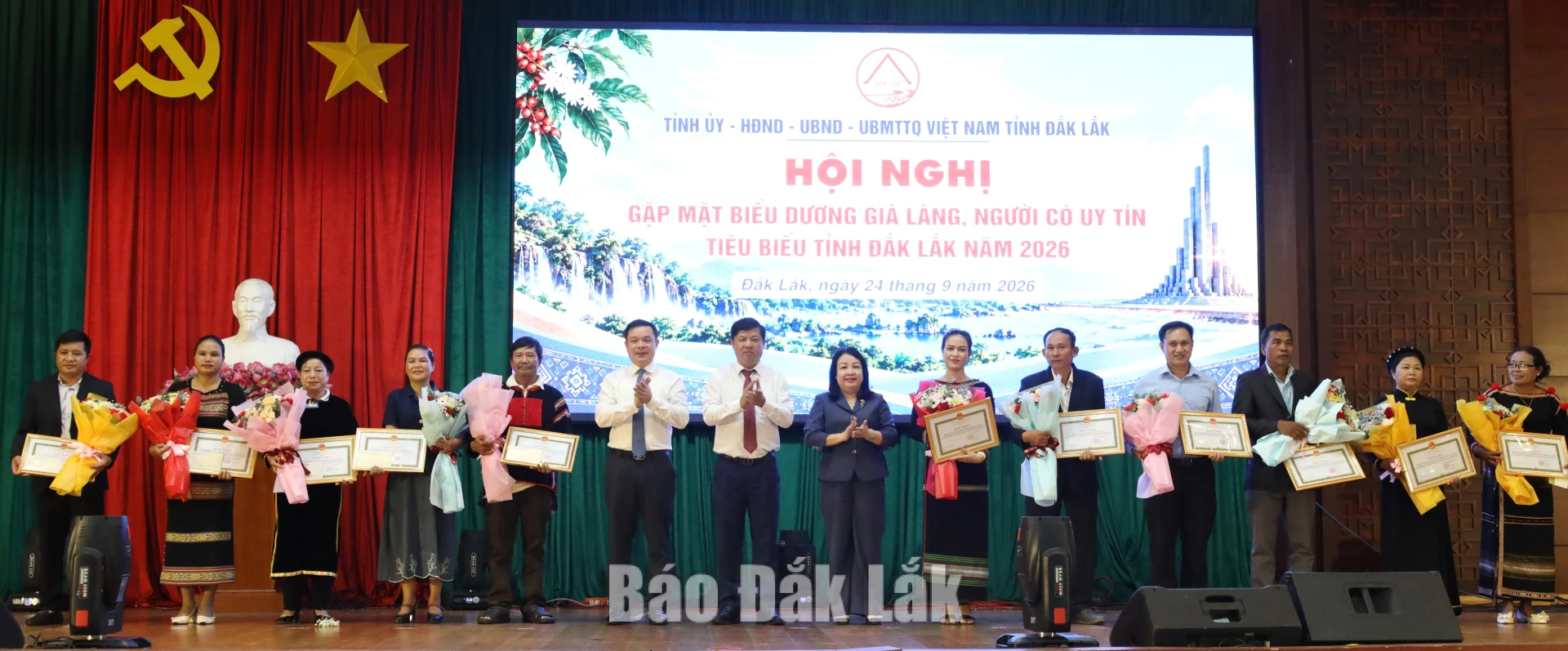 Các đồng chí Thường trực Tỉnh ủy tặng Bằng khen của UBND tỉnh cho các tập thể tiêu biểu.