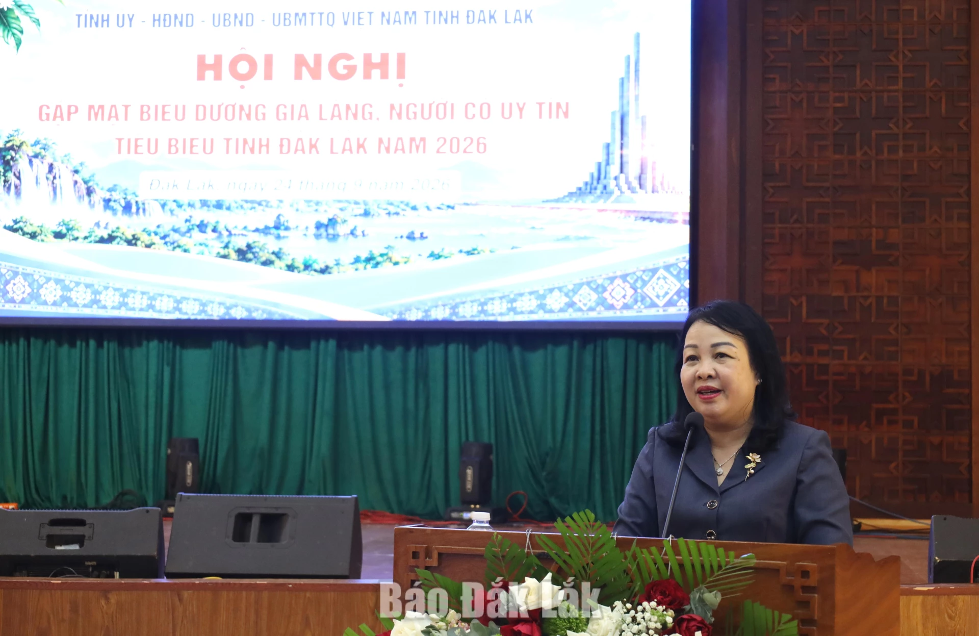 Ủy viên Trung ương Đảng, Phó Bí thư Thường trực Tỉnh ủy, Chủ tịch HĐND tỉnh Cao Thị Hòa An điều hành hội nghị.